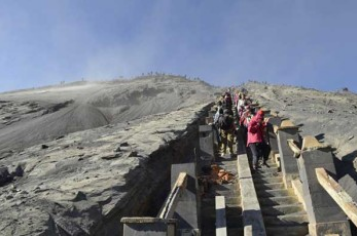 Tangga menuju Puncak Gunung Bromo