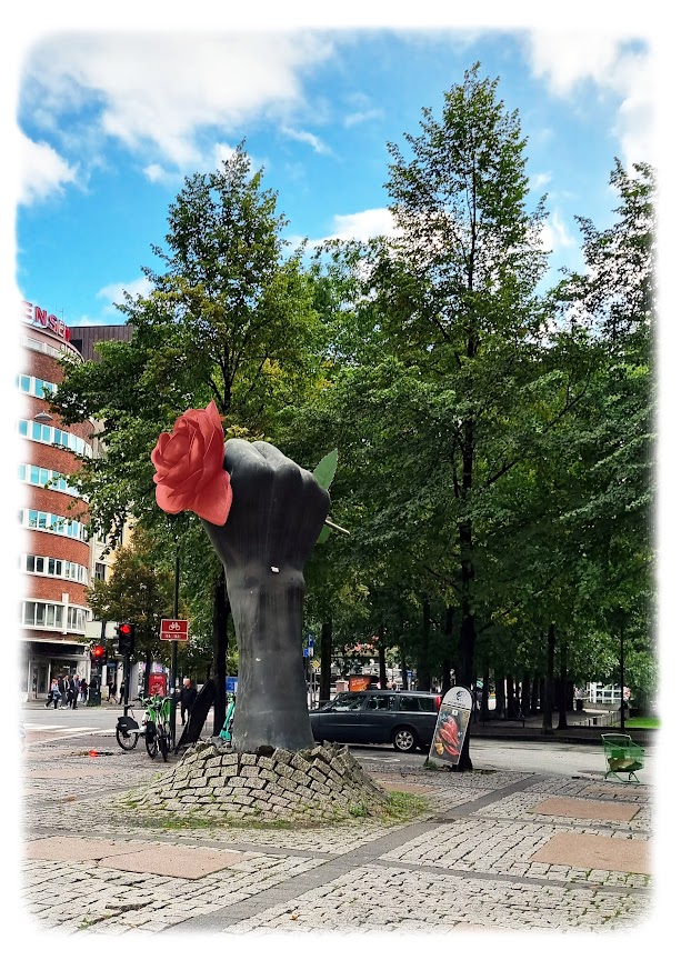 Ola Enstads skulptur «Neve med rose» på Lille­torget 1 på Grønland Bydel Gamle Oslo.