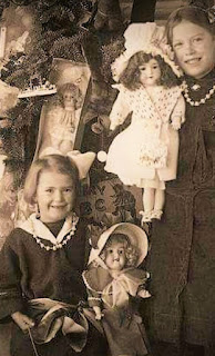 Niñas con los regalos de navidad junto al arbol