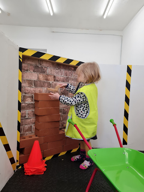 Little Morpeth Role Play Cafe - builders