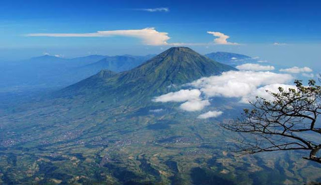  Indonesia merupakan negara kepulauan terbesar di dunia yang mempunyai banyak gunung tinggi 10 PUNCAK GUNUNG TERTINGGI DI INDONESIA