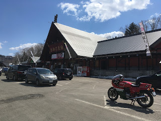 大滝きのこ王国の駐車場にてドカティ