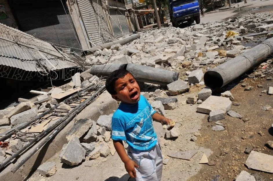 Un bambino in una zona di guerra