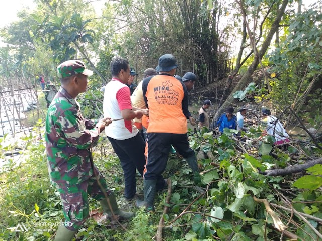 KORAMIL BANTU KARYA BAKTI NORMALISASI KALI DENGKENG TAWANGSARI CEGAH BANJIR