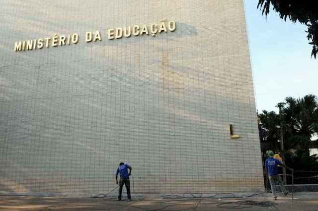 Defensoria Pública da União entra com ação contra cortes em universidades