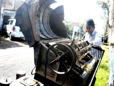 analisa potensi urusan ekonomi jasa memanen padi di sawah