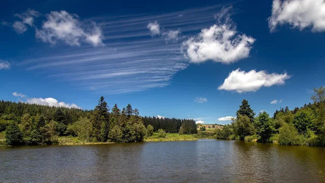 Lindo Dia com Céu Azul para Plano de Fundo