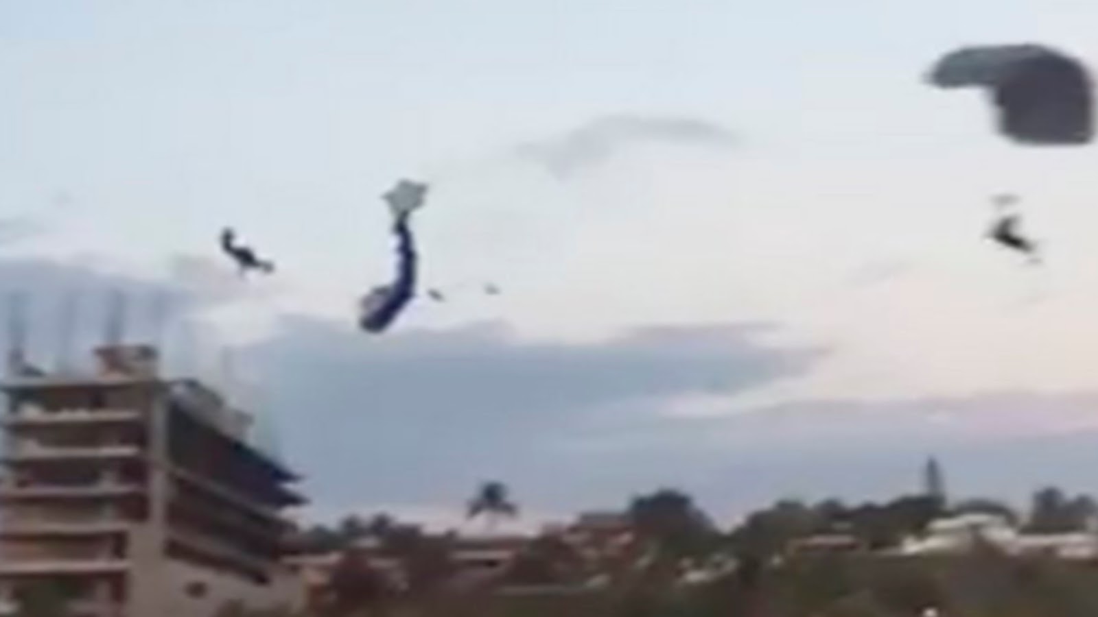 Muere paracaidista al chocar con otro en playa de Oaxaca (VÍDEO) 