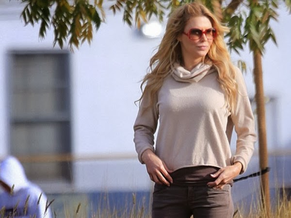 Brandi Glanville’s Natural and Warm Look