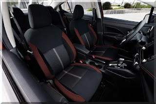 Foto do painel do Nissan Versa 2024, com destaque para o volante multifuncional e o sistema de entretenimento.