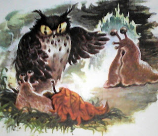 ilustratie din cartea de povesti: vraciul bufnita, melcul Kiyi si melcul Yogo acoperit cu o frunza