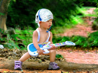Bayi lucu bermain gitar wallpaper