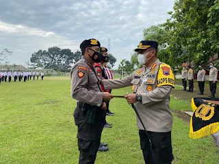 Kapolresta Banyumas Berikan Penghargaan kepada Anggota Berprestasi