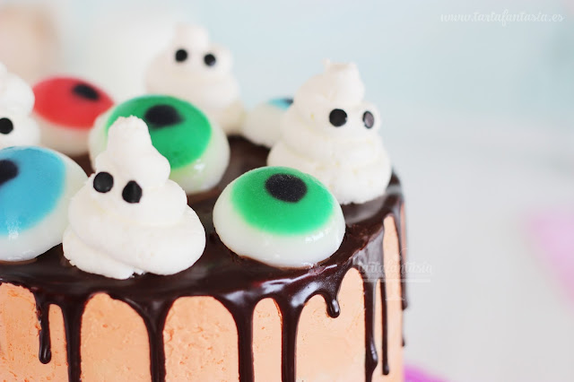 Cómo hacer una tarta de Halloween decorada con ojos de gelatina