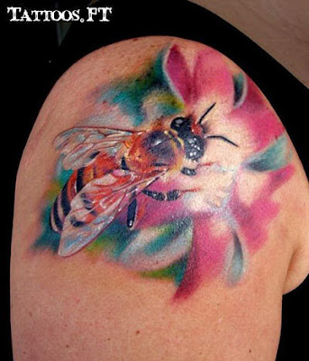 Tatto abelha na flor ombro