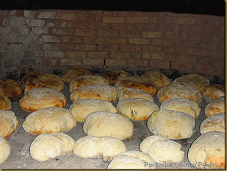 Na frente do forno as bolas menores e que portanto assam mais rápido e precisam ser tiradas antes dos paes maiores