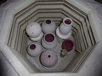 Pots and glaze catching bowls in the kiln