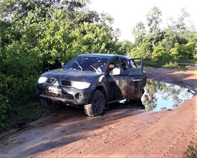 Caminhonete é encontrada abandonada com marcas de tiros em estrada no litoral do Piauí