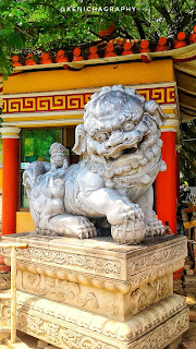 Maha Vihara Maitreya yang disebut-sebut Vihara Terbesar di Asia Tenggara  Bagi warga sekitar Medan Tembung pasti sudah tak asing lagi dengan Vihara yang ada di kawasan ini. Maha Vihara Maitreya mulai dibangun sejak tahun 1991 di atas tanah seluas 4,5 hektar di komplek Cemara Asri Jalan Boulevard Utara, Medan Tembung, tetapi bangunan ini baru diresmikan pada 21 Agustus 2008. Tempat ini sangat ramai dikunjungi sebagai tempat khusus utama yaitu  peribadatan. Suasana disini sangat tenang dan damai sehingga membuat suasana beribadah menjadi lebih khusuk. Medan memang memiliki sejuta daya tarik dan keberagaman yang luar biasa. Vihara tersebut juga menjadi bukti bagaimana kemakmuran masyarakat Medan, toleransi hidup dalam keberagaman dan bagaimana masyarakat Medan mampu bersatu menatap zaman yang sudah sangat berkembang ini. Maha Meitreya mampu menjadi bukti bahwa umat Budha yang tergolong minoritas pun memiliki hak untuk membangun rumah ibadah tempat mereka melangsungkan peribadatan keagamaan. Saking besarnya Vihara ini disebut-sebut rumah ibadah umat Budha terbesar di Indonesia, bahkan di Asia Tenggara. Di depan Vihara ini juga memiliki kolam ikan yang sering disinggahi oleh burung-burung bangau. Burung-burung bangau tersebut berasal dari Australia yang sedang bermigrasi. Tempat ibadah ini juga sangat ramai dikunjungi oleh masyarakat sekitar ketika perayaan Tahun Baru Imlek maupun Cap Go Meh. Meskipun begitu kondisi rumah peribadatan ini tetap tenang dan kondusif sehingga pengunjung yang datang tidak mengganggu umat Budha yang sedang beribadah. Bentuk Arsitektur yang mewah dan megah ini mampu menarik minat wisatawan dari asing. Bukan hanya untuk beribadah, keindahan Vihara ini juga sering diabadikan wisatawan yang berkunjung. Maha Vihara Maitreya ini menjadi simbol tingginya toleransi umat beragama di kota Medan.