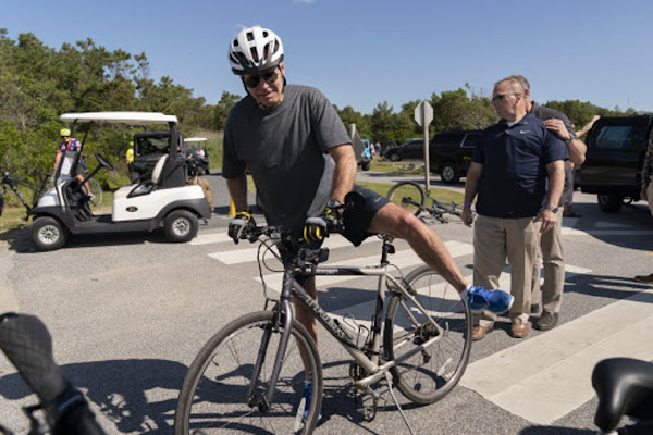 [VIDEO] - Joe Biden tombe de son vélo à l’arrêt alors qu’il voulait discuter avec des passants