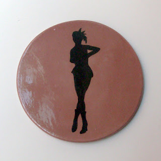 sous-plat vintage avec motif femme danseuse en silhouette noire