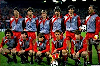 LIVERPOOL F. C. - Liverpool, Inglaterra - Temporada 1984-85 - Ian Rush, Beglin, Dalglish, Lawrenson, Hansen, Grobbelaar; Wark, Whelan, Paul Walsh, Phil Neal y Nicol - JUVENTUS DE TURÍN 1 (Platini), LIVERPOOL F. C. 0 - 29/05/1985 - Copa de Europa, final - Bruselas (Bélgica), estadio Heysel - La JUVENTUS ganó la Copa de Europa, tras la denominada Tragedia de Heysel, en la que enfrentamientos entre las dos aficiones provocaron una avalancha que se saldó con 39 muertos