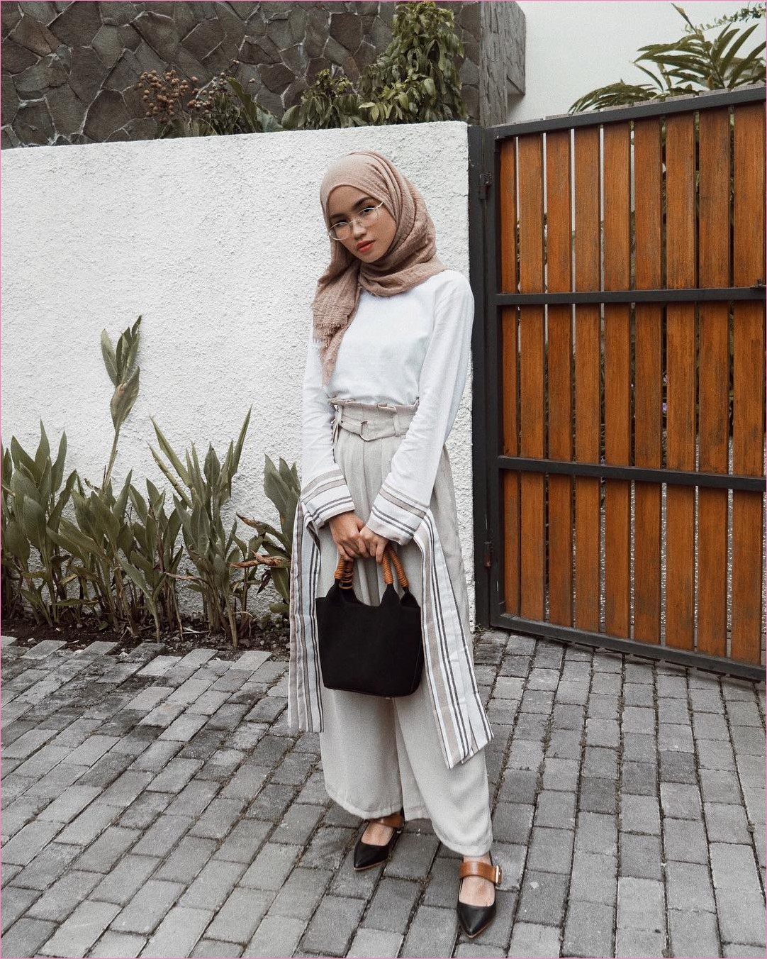  Ala Selebgram di tahun ini menjadi salah satu musim bebrusana yang semakin menarik saja p 39 Outfit Pasangan Kerudung Pashmina Ala Selebgram 2018 Kekinian