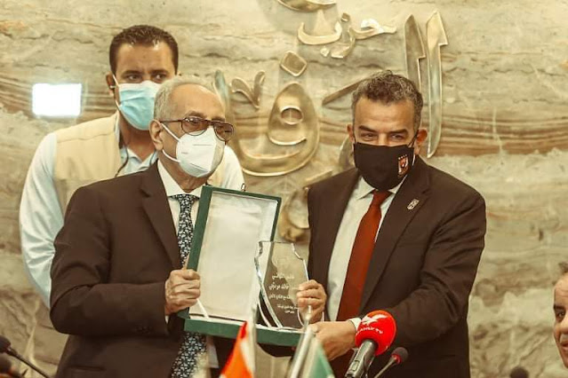 مرتجي يتسلم درع تكريم الأهلي في احتفالية حزب الوفد