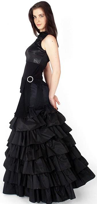 Foto de una mujer con vestido largo con pliegues