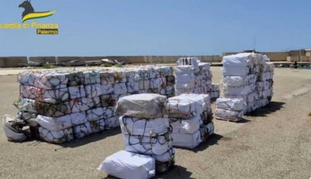 Cocaine seized in large packages, source: Guardia di Finanza, Palermo