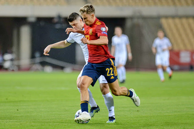 Marcos Llorente se anticipa a Rashica. SELECCIÓN DE ESPAÑA 3 SELECCIÓN DE KOSOVO 1. 31/03/2021. Copa del Mundo de Catar 2022, fase de clasificación, grupo B, jornada 3. Sevilla, España, estadio de La Cartuja. GOLES: 0-1: 33’, Dani Olmo. 2-0: 37’, Ferran Torres. 2-1: 70’, Halimi. 3-1: 75’, Gerard Moreno.