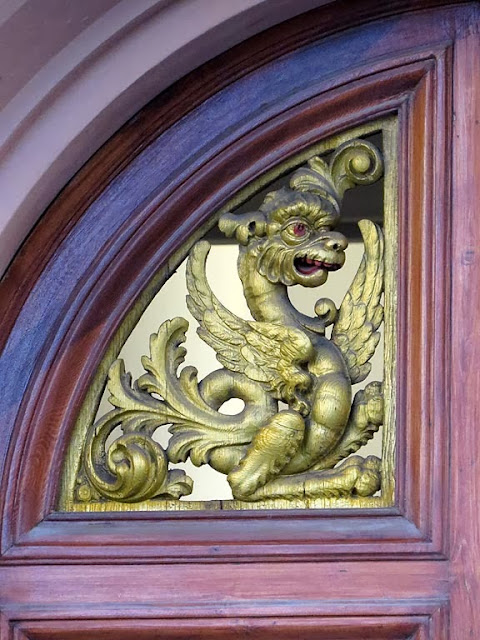 Dragon painted in gold on a front door, via Paolo Lilla, Livorno