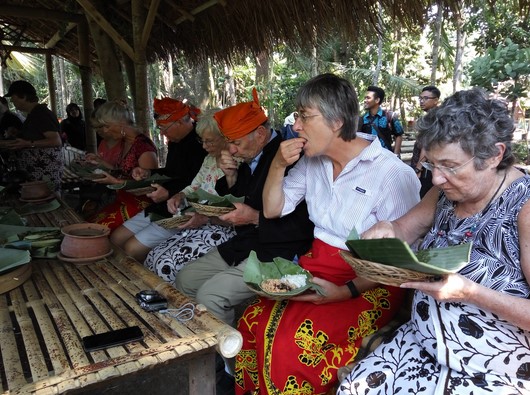 14 Turis Amerika Terpesona Budaya Using di Kemiren Banyuwangi