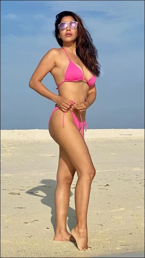 sophie choudry pink bikini sexy legs bollywood actress