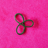 questa immagine è una fotografia di un elastico che simboleggia la matematica divina dietro ogni cosa, this image is a photograph of an elastic band symbolizing the divine math behind everything