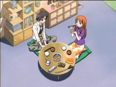 captura anime se ven cuencos de arroz, sopa miso con tofu, pero también vemos un puerro, plátanos y un plato a compartir de verduras posiblemente