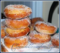 CIAMBELLE DI PATATE CON ZUCCHERO SEMOLATO.