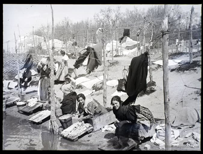 mujeres-lavando-ropa-en-el-rio