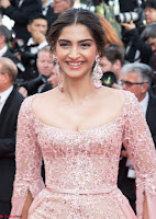 Sonam Kapoor looks stunning in Cannes 2017 009.jpg