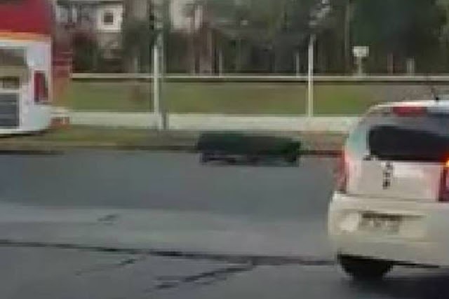 Vídeo: morto cai de carro funerário em meio à avenida movimentada