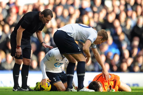 Tottenham goalkeeper Hugo Lloris lies injured after a collision with Everton's Romelu Lukaku