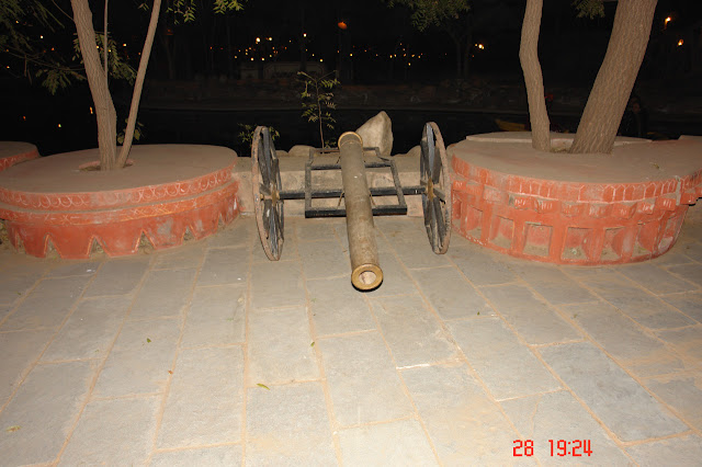 Photo of An old canon inside the tourist village of Chokhi Dhani