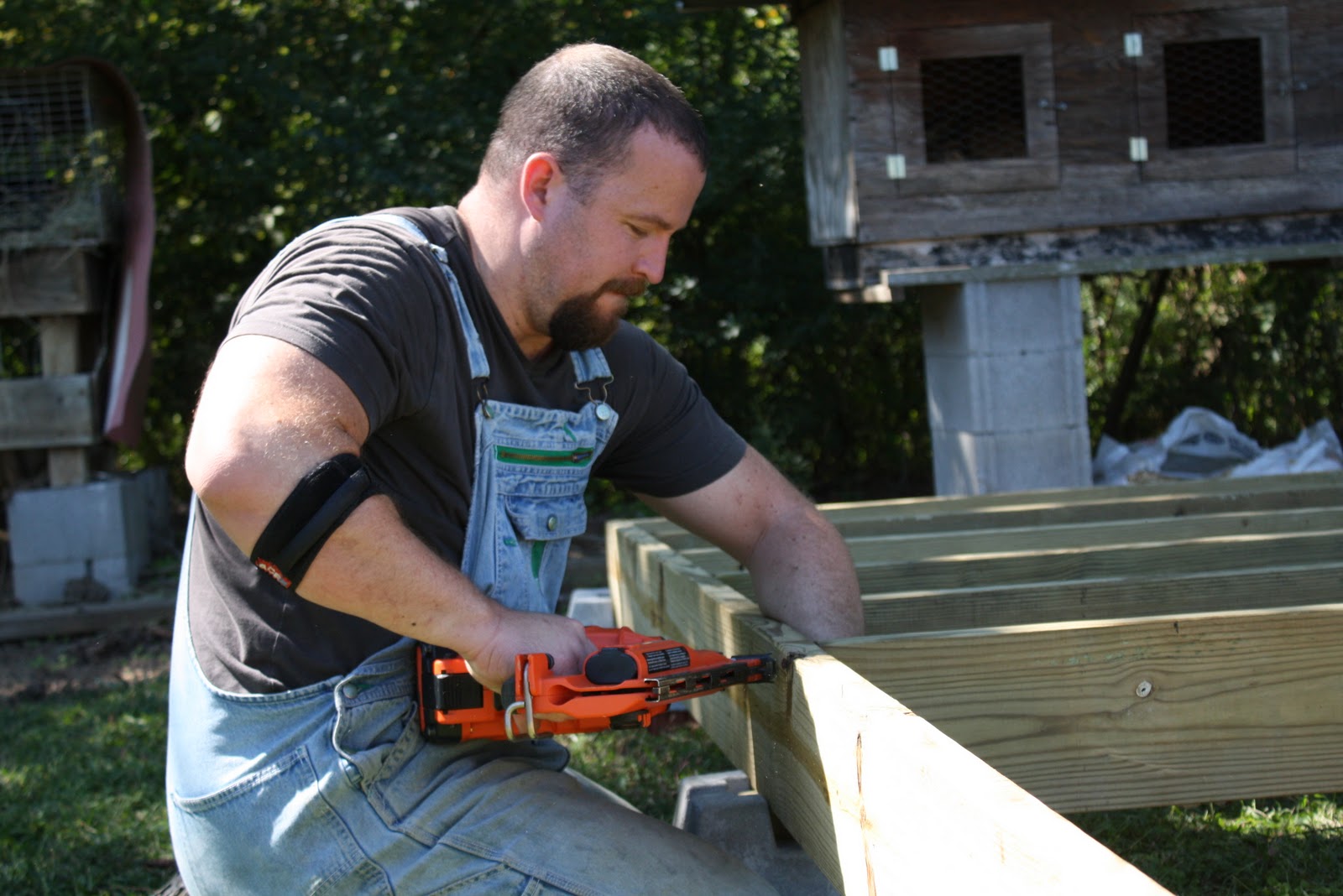 how to build a storage building floor