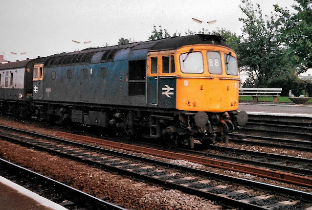 photo Crompton class 33002 uk diesel loco in British Rail blue livery seen passing Leamington Spa railway station England in august 1988