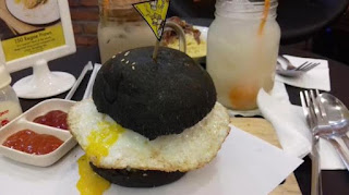 Burger Hitam arang bambu