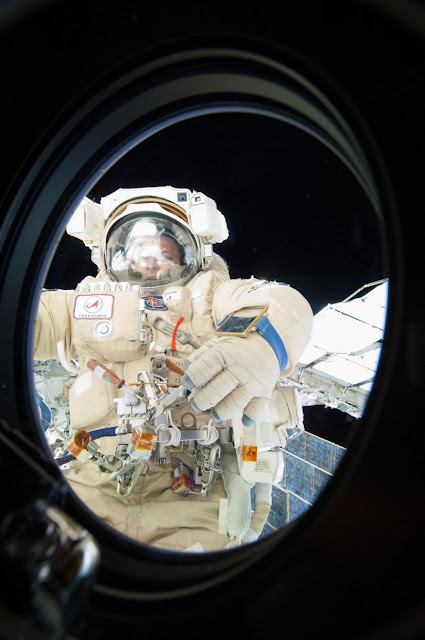 spacewalk-kosmonot-alexander-misurkin-stasiun-luar-angkasa-internasional-astronomi