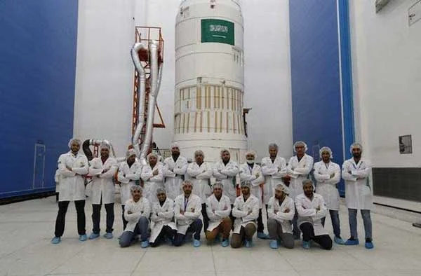 السعودية تطلق اول قمر صناعي للاتصالات