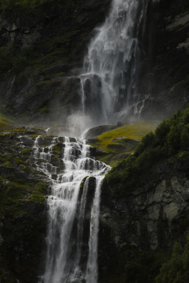 7 Highest Waterfalls on Earth- Yosemite Falls, Mutarazi Falls, Gocta Cataracts, Mongefossen, Ramnefjellsfossen, Tugela Falls, Angel Falls 