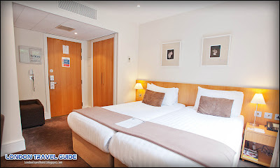 The Large Twin Room at the Base2stay Kensington