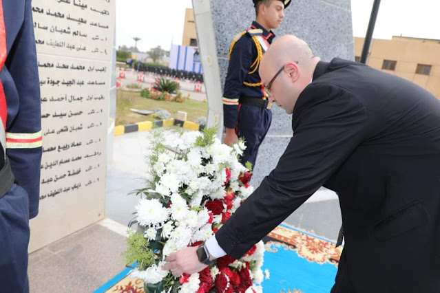 محافظ بني سويف ومدير الأمن يضعان  أكليل  الزهور على النصب التذكاري للشهداء بمعسكر أبو سليم  احتفالاً  بعيد الشرطة الـــ 72